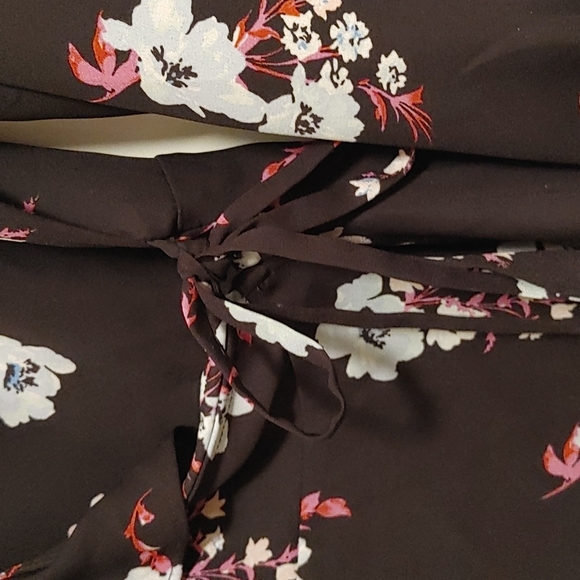 BANANA Republic Black flowery wrap blouse long sleeves light size M - Picture 2 of 9